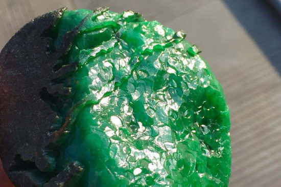翡翠原石怎么从皮色开到满绿